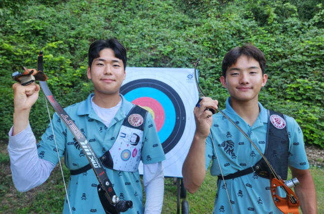 남자 대학부에서 30m와 50m 금메달을 획득한 김예찬(왼쪽), 김동현.경희대 제공