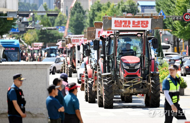 4일 오전 여주시 농민회 회원들이 쌀값 및 생존권 보장을 촉구하며 농기계 100여 대를 동원해 여주시청 앞까지 행진하고 있다. 이날 추수철을 앞두고 평택, 여주, 안성 등 도내 곳곳에서 농민대회가 진행됐다. 김시범기자