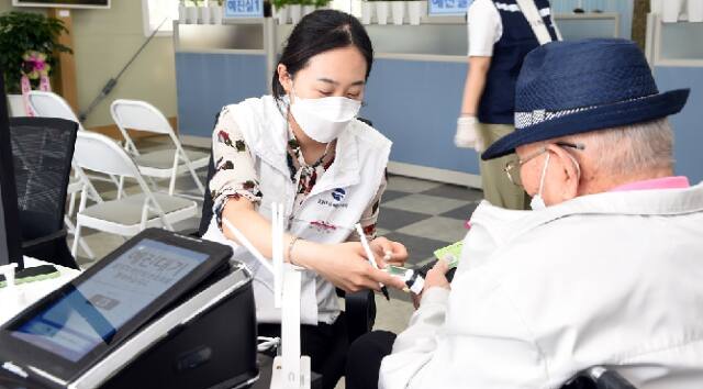 의정부시보건소 직원이 코로나19 선별진료소에서 검체를 채취하고 있다. 의정부시보건소 제공