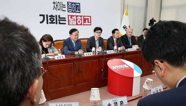 국민의힘 한동훈 대표(가운데)가 5일 오전 국회에서 열린 최고위원회의에서 발언하고 있다.