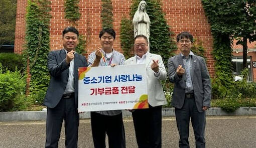 한영돈 경기북부지역본부 지역회장(왼쪽 세번째)이 명절 음식키트를 전달한 뒤 기념촬영을 하고 있다. 중소기업중앙회 경기북부지역본부 제공