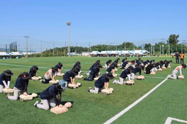 이천소방서 의용소방대 소방기술경연대회 대원들이 심폐소생술에 대한 기술을 펼치고 있다. 이천소방서 제공