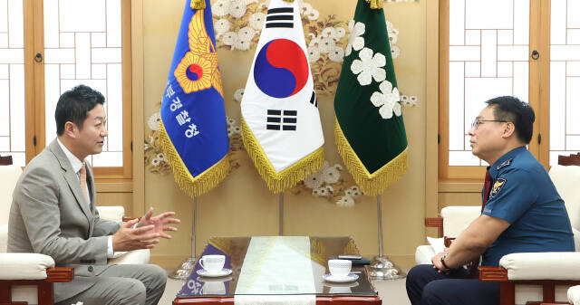 김진경 경기도의회 의장(왼쪽)이 김준영 경기남부경찰청장과 만나 민생 치안 강화 등을 당부하고 있다. 경기도의회 제공.