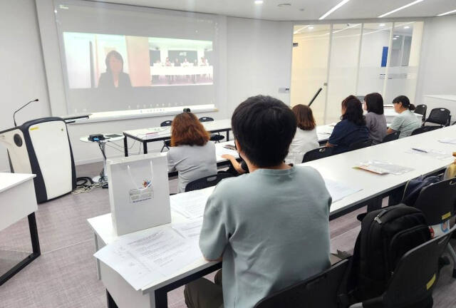 재능대학교의 ‘인공지능(AI) 취업 지원 프로그램 체험과정’ 참여자가 특강을 듣고있다. 재능대 제공