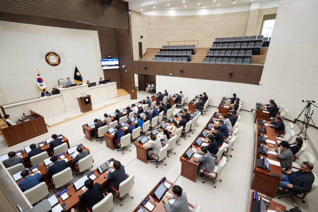 용인특례시의회가 지난 5일 본회의장에서 제286회 임시회 제2차 본회의를 진행하고 있다. 용인특례시의회 제공