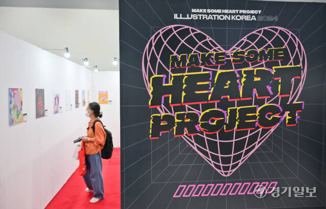 6일 오후 수원특례시 권선구 수원메쎄에서 열린 '2024 수원 일러스트코리아'를 찾은 관람객들이 다양한 일러스트와 각종 굿즈를 구경하고 있다. 인기&amp;신진 일러스트 작가 330여 명이 참여한 이번 행사는 오는 8일까지 계속된다. 윤원규기자