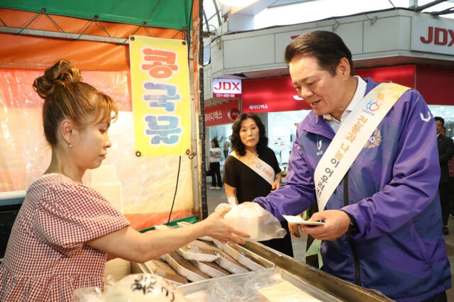최대호 안양시장이 전통시장을 방문해 상인들을 격려하고 있다. 안양시 제공