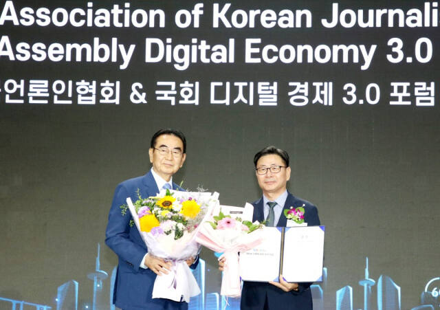 안양시는 지난 5일 월드 스마트시티 엑스포에서 스마트시티 상을 수상하고 있다. 오른쪽은 김능식 안양시 부시장. 안양시 제공