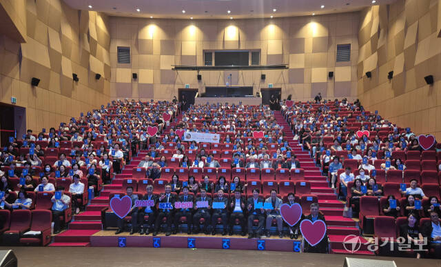 6일 오후 동탄복합문화센터에서 열린 ‘2024 화성시 복지페스타’에서 손임성 화성시 부시장을 비롯해 배정수 화성시의회 의장, 이준석 국회의원 등이 퍼포먼스를 펼치고 있다. 김도균기자