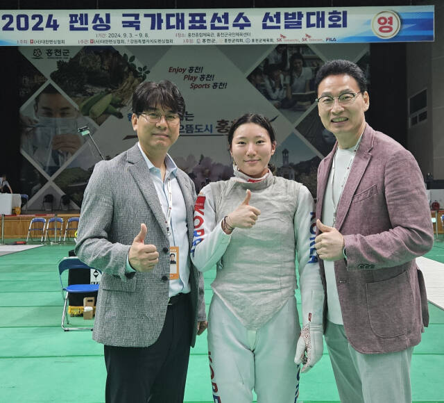 2024 펜싱국가대표선발대회 여자 플뢰레에서 우승한 홍세나가 이현수 감독(오른쪽), 최명진 코치와 기념촬영을 하고 있다.안산시청 제공