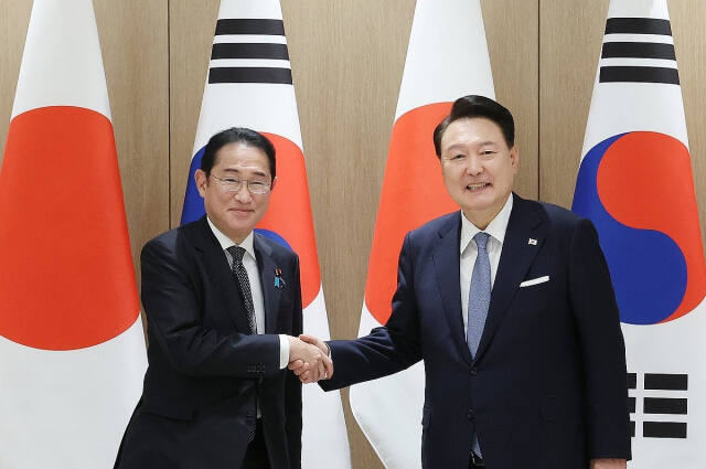 윤석열 대통령이 6일 서울 용산 대통령실에서 열린 한일 확대 정상회담에서 기시다 후미오 일본 총리와 악수하고 있다. 연합뉴스