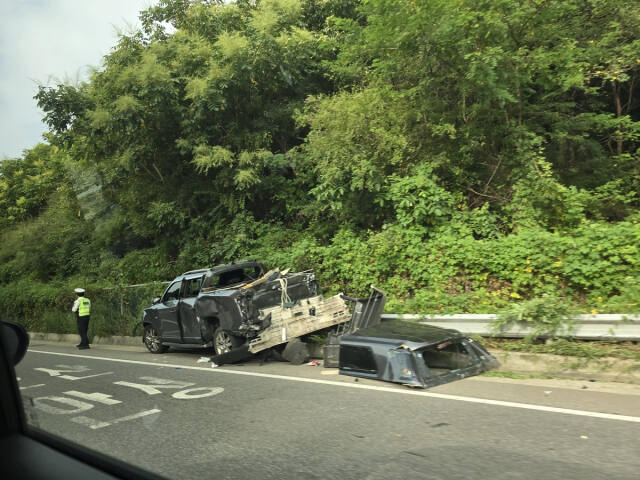 7일 오전 용인시 처인구 남사읍의 한 도로에서 3중 추돌 사고가 발생해 관계당국이 현장을 수습하고 있다. 독자 제공