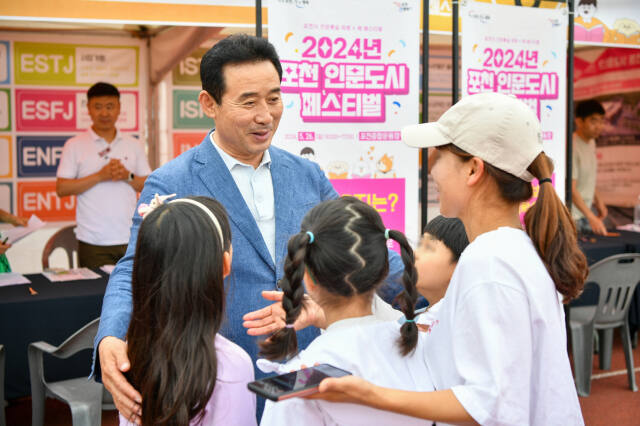 백영현 포천시장이 포천 인문도시 페스티벌에 참가한 아이들과 이야기를 나누고 있다. 포천시 제공