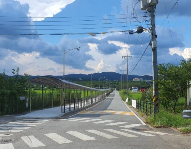용인특례시 처인구가 포곡읍 둔전리 포곡고교 학생들의 통학환경 개선을 위해 보행자도로에 설치한 캐노피 전경. 용인특례시 제공