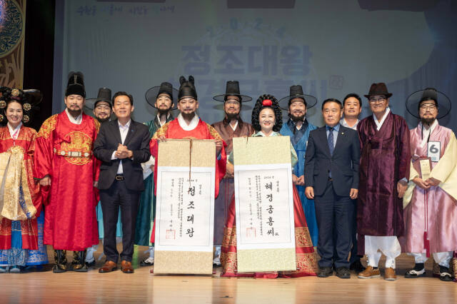 이재준 수원특례시장(왼쪽 3번째), 이재식 수원특례시의회 의장(오른쪽 3번째)이 정조대왕 역, 혜경궁 홍씨 역에 선발된 시민과 함께하고 있다. 수원특례시 제공