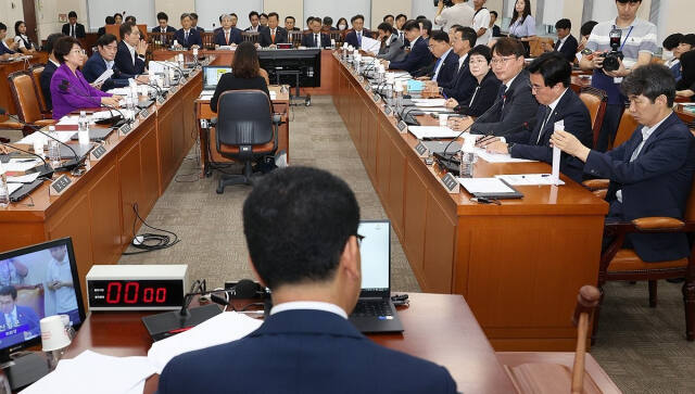 5일 국회에서 열린 행정안전위원회 전체회의에서 신정훈 위원장이 의사봉을 두드리고 있다. 연합뉴스