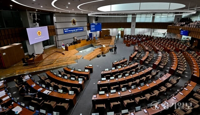 경기도의회가 고양 ‘K-컬처밸리’ 사업 관련 행정사무조사 안건과 추경 예산안의 우선 처리를 놓고 여야간 이견으로 4일 파행했다. 4일 오후 경기도의회 본회의장 의원석이 비어있다. 윤원규기자