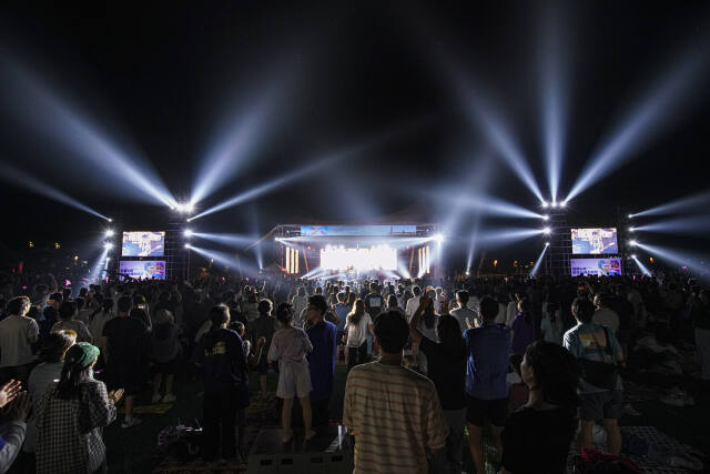 지난 7일 파주 임진각 평화누리에서 열린 ‘DMZ 평화콘서트&amp;평화누리 피크닉 페스티벌’ 모습. 경기관광공사 제공
