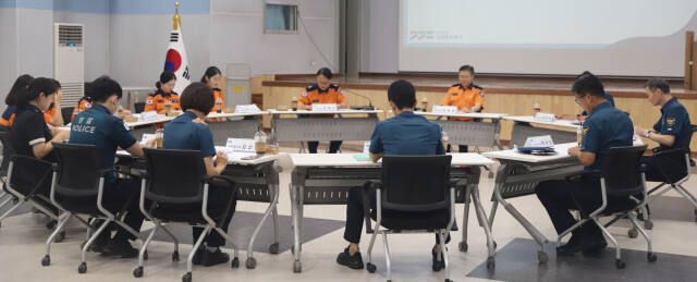 의정부소방·경찰서 주요 관계자들이 간담회에서 협력방안에 대해 논의하고 있다. 의정부소방서 제공