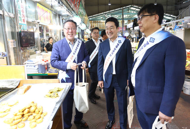 시석중 경기신용보증재단 이사장(왼쪽)과 최병선 경기도의원(가운데) 등이 지난 6일 의정부시 제일시장을 돌며 추석 맞이 제수용품 등을 구입하고 있다. 경기신보 제공.