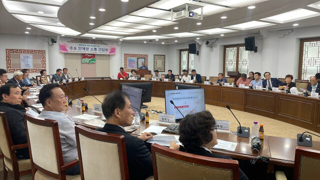 인천 중구 행정체제 개편 대비 주요 단체장 소통 간담회에서 참석자들이 성공적인 자치구 출범을 도모하는 방안을 논의하고 있다. 중구청 제공
