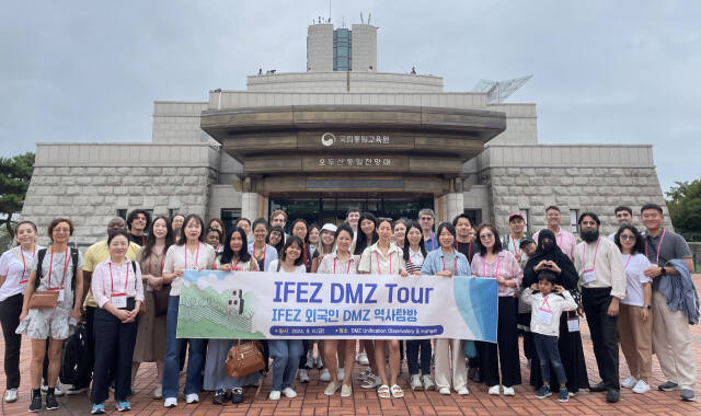 IFEZ 거주 외국인들이 오두산 통일전망대에서 역사탐방을 마친 뒤 기념촬영을 하고 있다. 인천경제청 제공