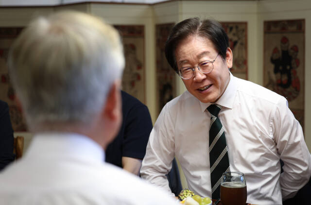 8일 문재인 전 대통령을 예방한 더불어민주당 이재명 대표. 민주당 제공