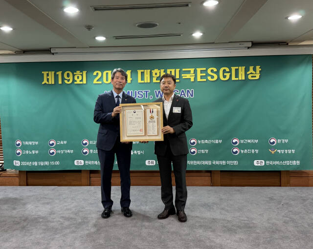 국민건강보험공단 인천경기지역본부가 지난 5일 서울 프레스센터에서 열린 제19회 ‘2024 대한민국 ESG 대상’에서 사회공헌부문 여성가족부장관상을 수상하고 기념 촬영하고 있다. 건보공단 제공