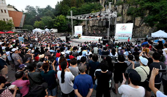 인천시민들이 지난 7일 미추홀구 수봉공원 인공폭포에서 열린 ‘제4회 수봉산 페스티벌’ 개막식 축하공연을 보며 즐거워 하고 있다. 조병석기자