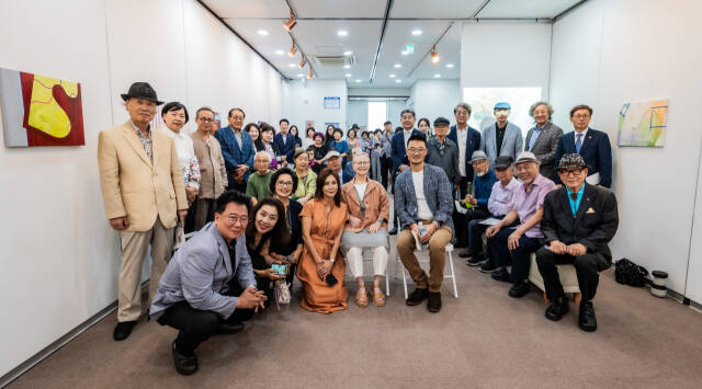 지난 5일 인천 중구 개항박물관에서 열린 미주 현대미술작가 초대전의 오프닝 리셉션에서 고성숙 고성문화재단 이사장과 정해권 인천시의회 의장 등이 기념사진을 촬영하고 있다. 고송문화재단 제공