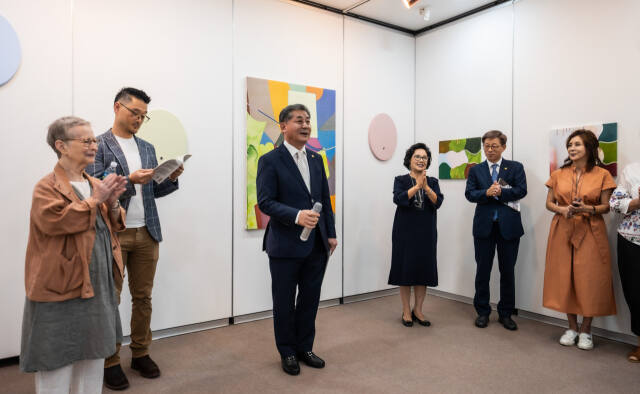 지난 5일 인천 중구 개항박물관에서 열린 미주 현대미술작가 초대전의 오프닝 리셉션에서 정해권 인천시의회 의장이 축사를 하고 있다. 고송문화재단 제공