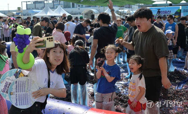 화성송산포도축제, 신나게 포도를 밟아요 [포토뉴스]