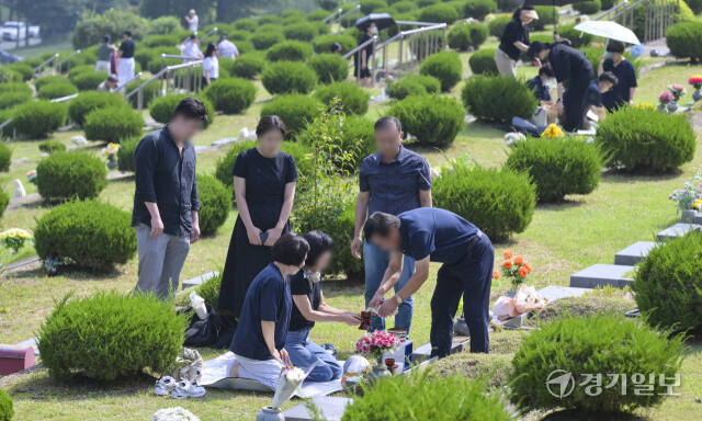 추석을 앞두고 이른 성묘에 나선 성묘객들 [포토뉴스]