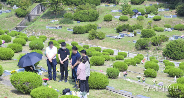 추석을 앞두고 이른 성묘에 나선 성묘객들 [포토뉴스]