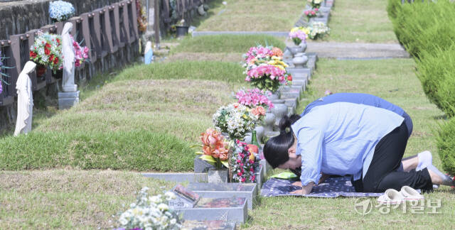 추석을 앞두고 이른 성묘에 나선 성묘객들 [포토뉴스]