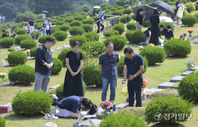 추석을 앞두고 이른 성묘에 나선 성묘객들 [포토뉴스]