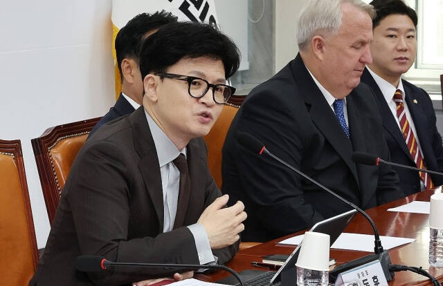 국민의힘 한동훈 대표(왼쪽)가 9일 오전 국회에서 열린 최고위원회의에서 발언하고 있다. 연합뉴스