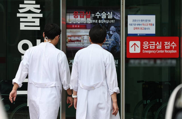 추석 연휴 응급실 운영에 대한 불안감이 커지고 있는 가운데 대구지역 의사들이 응급실로 향하고 있다. 연합뉴스