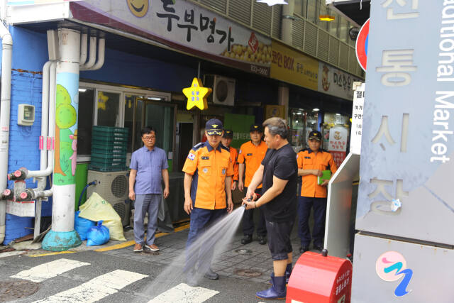5일 연천소방서는 전곡시장을 방문해 추적 명절 대비 행정지도를 실시했다. 연천소방서 제공