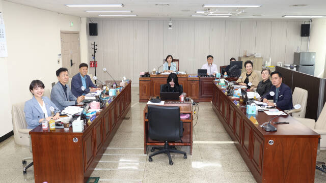 고양특례시의회 제288회 임시회에서 기획행정위원회 소속 의원들이 회의에 상임위 활동에 앞서 기념촬영을 하고 있다. 고양특례시의회 제공