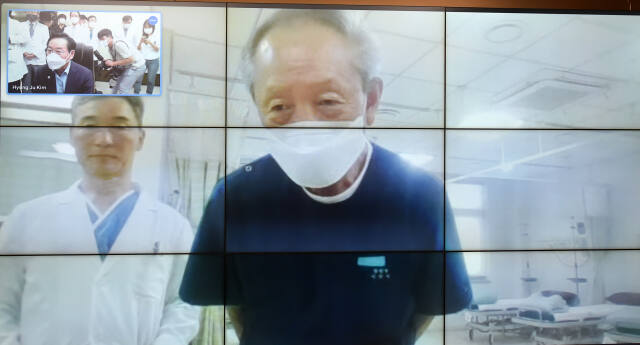 이두익 백령병원장이 9일 유정복 인천시장에게 원격으로 추석 연휴 비상의료체계 운영 계획을 설명하고 있다. 인천시 제공