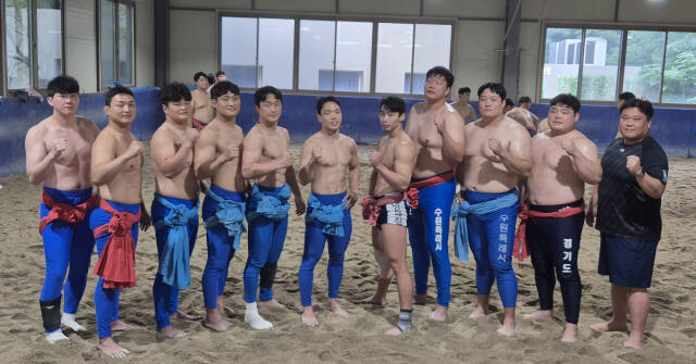 12일 개막하는 2024 추석장사씨름대회서 지난해에 이어 호성적을 노리고 있는 수원시청 씨름선수단의 이충엽 감독(오른쪽)과 선수들이 선전을 다짐하며 화이팅을 외치고 있다.임창만기자