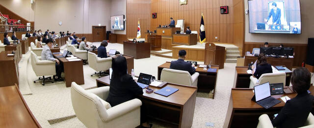김연균 의정부시회 의장이 제331회 임시회 폐회를 선언하고 있다. 의정부시의회 제공.