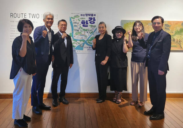 서호미술관에서 열린 실학박물관 개관 15주년 기념 연합전 ‘다산 정약용과 한강’ 기자간담회에서 이석균 경기도의회 의원과 공·사립 뮤지엄 관장들이 기념촬영을 하고 있다. 김보람기자