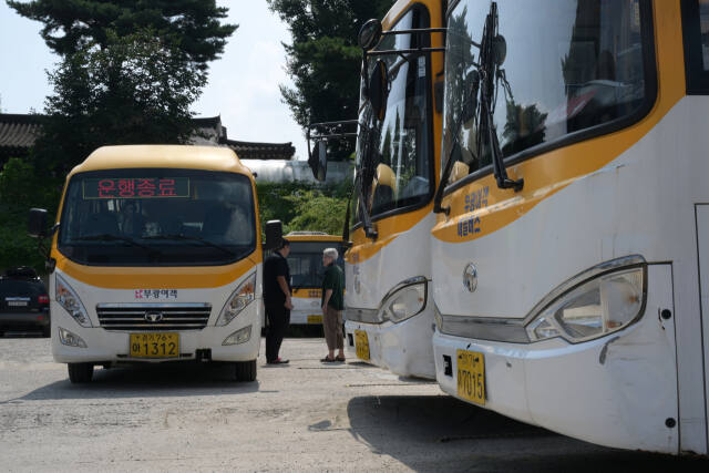 9일 오전 화성시 안녕북길에 있는 마을버스 차고지에 ‘운행종료’를 알리는 마을버스 여러 대가 주차돼 있다. 윤원규 기자