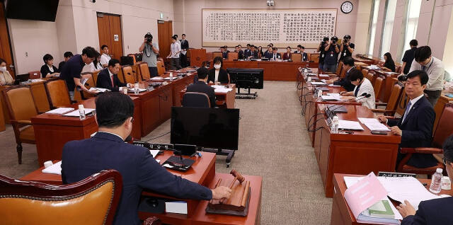9일 오전 열린 국회 법제사법위원회의 법안심사제1소위원회에서 더불어민주당 소속 김승원 소위원장이 의사봉을 두드리고 있다. 연합뉴스
