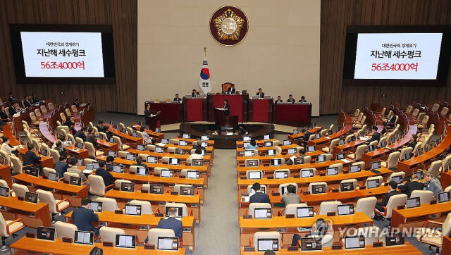 더불어민주당 서영교 의원이 9일 오후 국회에서 열린 본회의에서 한덕수 국무총리에게 대정부 질문을 하고 있다. 연합뉴스