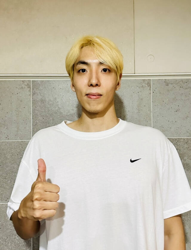 최종훈이 ‘제73회 회장배 전국수영대회’ 남자 일반부 자유형 100m에서 우승을 한 뒤 기념촬영을 하고 있다.부천시청 제공