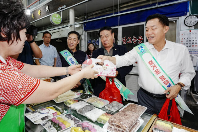 지난 2023년 추석을 앞두고 이재준 수원특례시장이 수원의 한 전통시장에서 장을 보고 있다. 수원특례시 제공