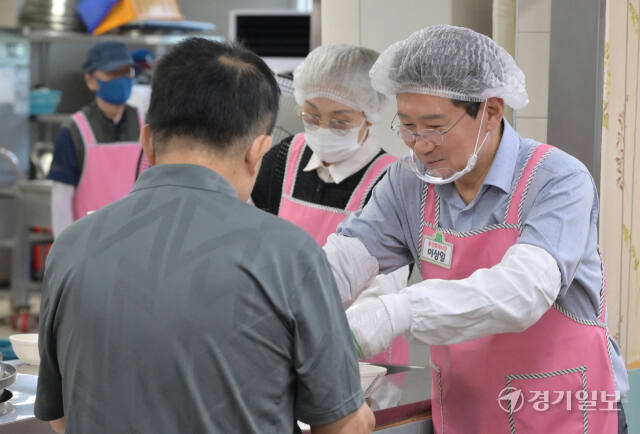 이상일 용인특례시장, 추석맞이 노인복지관 배식봉사 [포토뉴스]